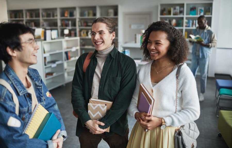 Jovens sorrindo com livros