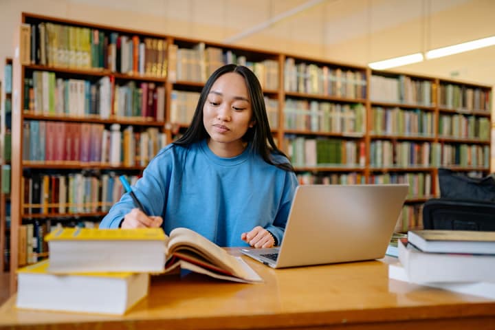 Estudante em biblioteca