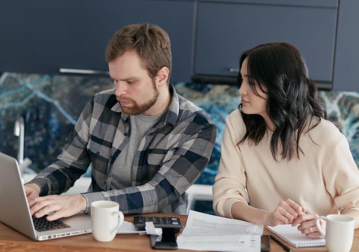 Casal organizando finanças
